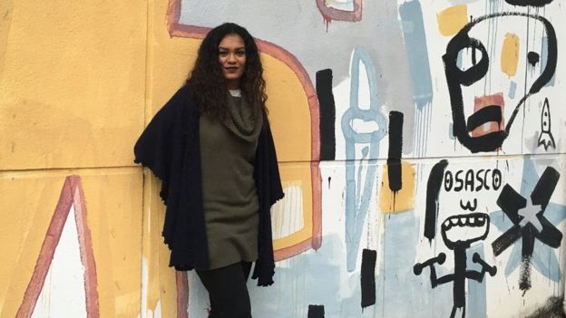 Ane Sarinara tem 27 anos e é professora há oito; é militante do movimento negro e feminista e, lésbica assumida, também combate o preconceito contra a comunidade LGBT